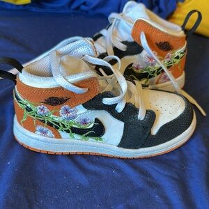 Nike Kids Floral-Embroidered High-Top Sneakers - White/Orange/Black